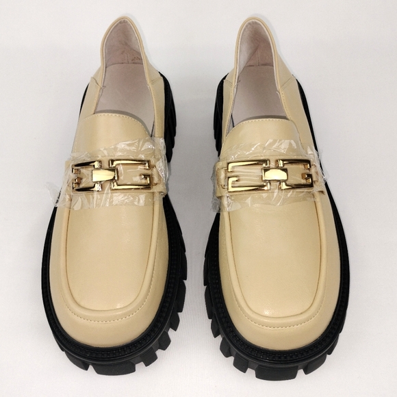 🆕 Lattelier Chunky Sole Faux Leather Loafers w/ Gold Toned Chain detail (Beige) - Picture 3 of 11